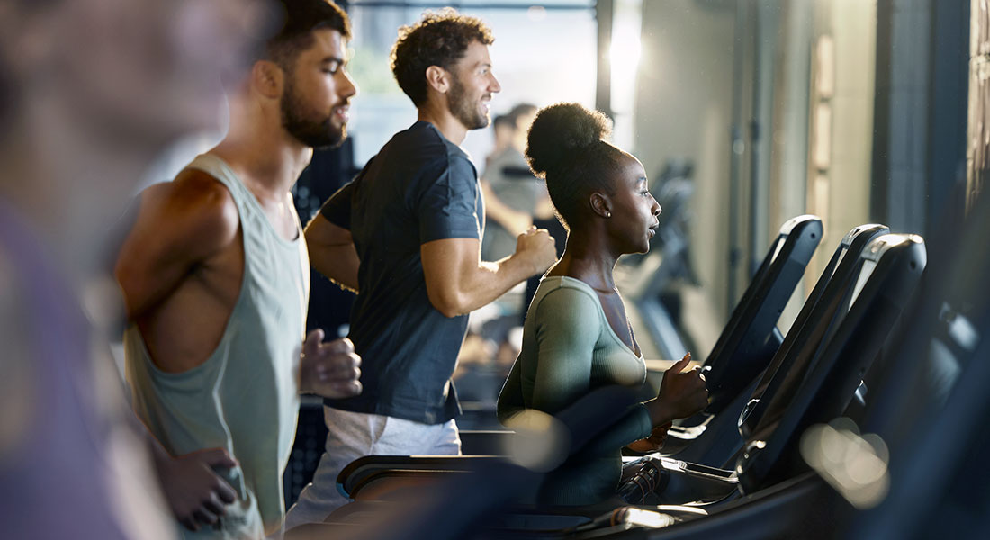 People on treadmills at gym franchise - List of top franchise examples